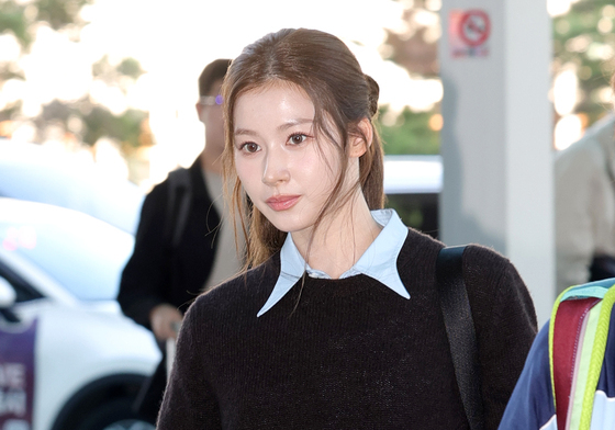 사나, 출국