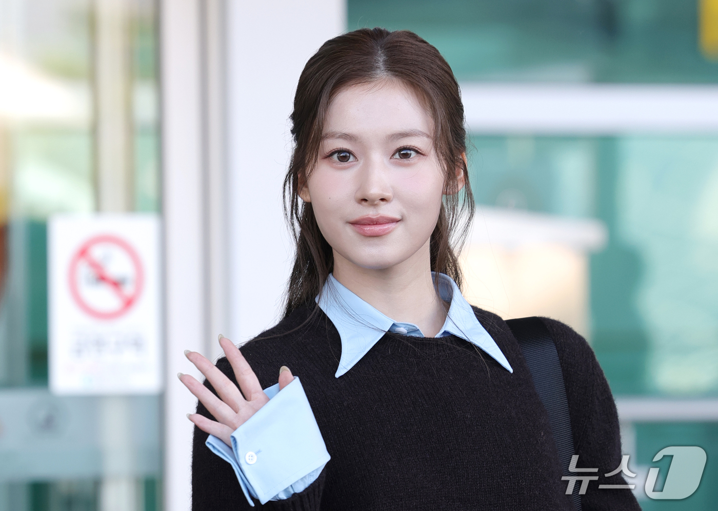 (인천공항=뉴스1) 권현진 기자 = 트와이스(TWICE) 사나가 해외 일정을 위해 21일 오전 인천국제공항을 통해 밀라노로 출국하기 전 인사를 하고 있다. 2026.9.21/뉴스1 …
