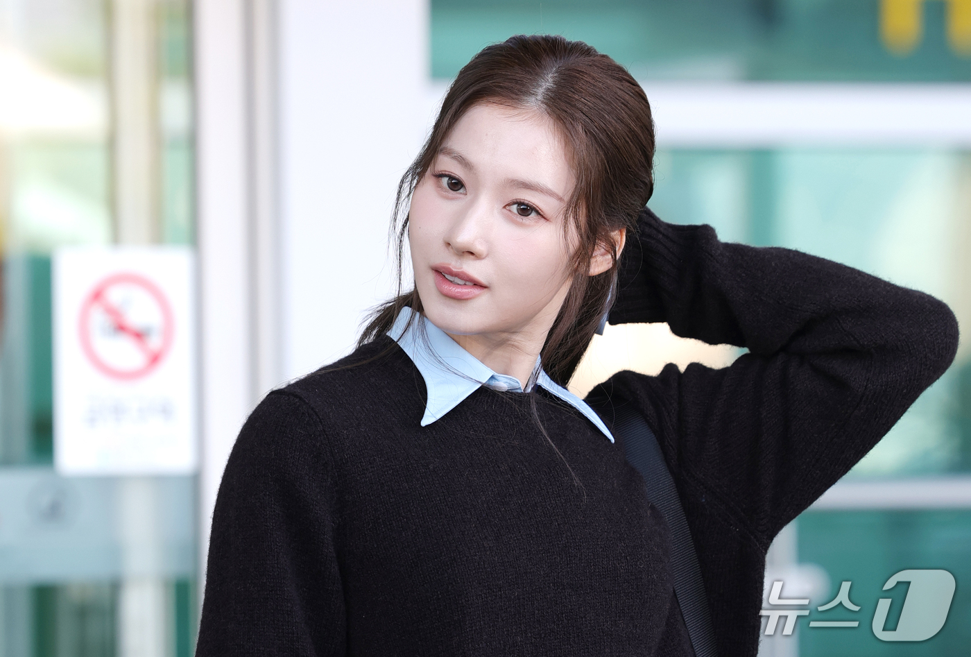 (인천공항=뉴스1) 권현진 기자 = 트와이스(TWICE) 사나가 해외 일정을 위해 21일 오전 인천국제공항을 통해 밀라노로 출국하기 전 인사를 하고 있다. 2026.9.21/뉴스1 …