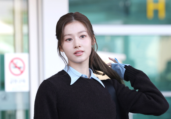 사나, 빛나는 출국길