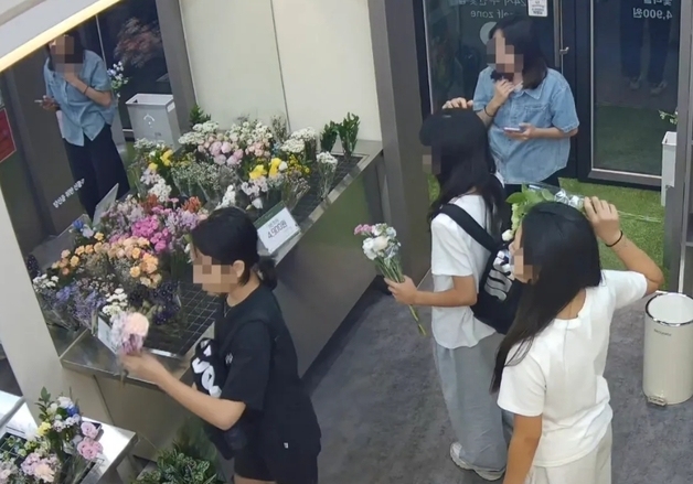 "인증샷 찍더니 9천원 꽃을 4천원 자리에"…무인 꽃집 엉망 만든 여학생들