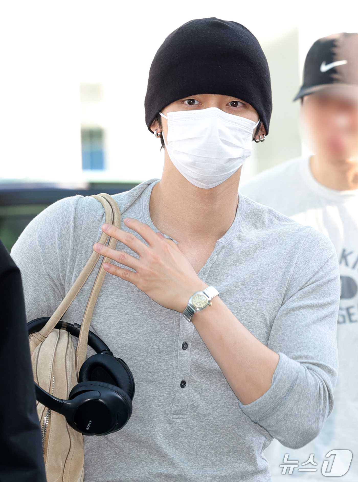 (인천공항=뉴스1) 권현진 기자 = 투모로우바이투게더(TXT) 연준이 해외 일정을 위해 21일 오전 인천국제공항을 통해 일본으로 출국하고 있다. 2026.9.21/뉴스1