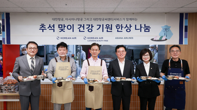 대한항공·아시아나 추석 맞이 배식 봉사…기내식 셰프 명절 음식 조리