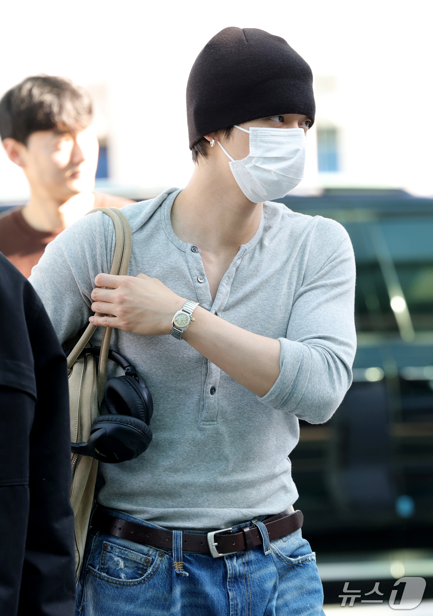 (인천공항=뉴스1) 권현진 기자 = 투모로우바이투게더(TXT) 연준이 해외 일정을 위해 21일 오전 인천국제공항을 통해 일본으로 출국하고 있다. 2026.9.21/뉴스1
