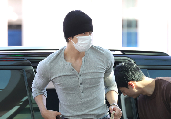 TXT 연준, 공항 접수한 압도적 피지컬…힙하게 일본行