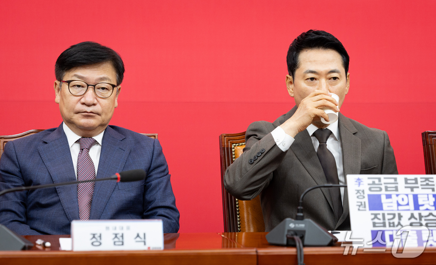(서울=뉴스1) 유승관 기자 = 장동혁 국민의힘 대표가 21일 서울 여의도 국회에서 열린 최고위원회의에서 물을 마시고 있다. 왼쪽은 정점식 원내대표. 2026.9.21/뉴스1