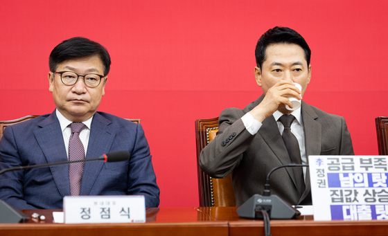최고위원 발언 듣는 장동혁·정점식