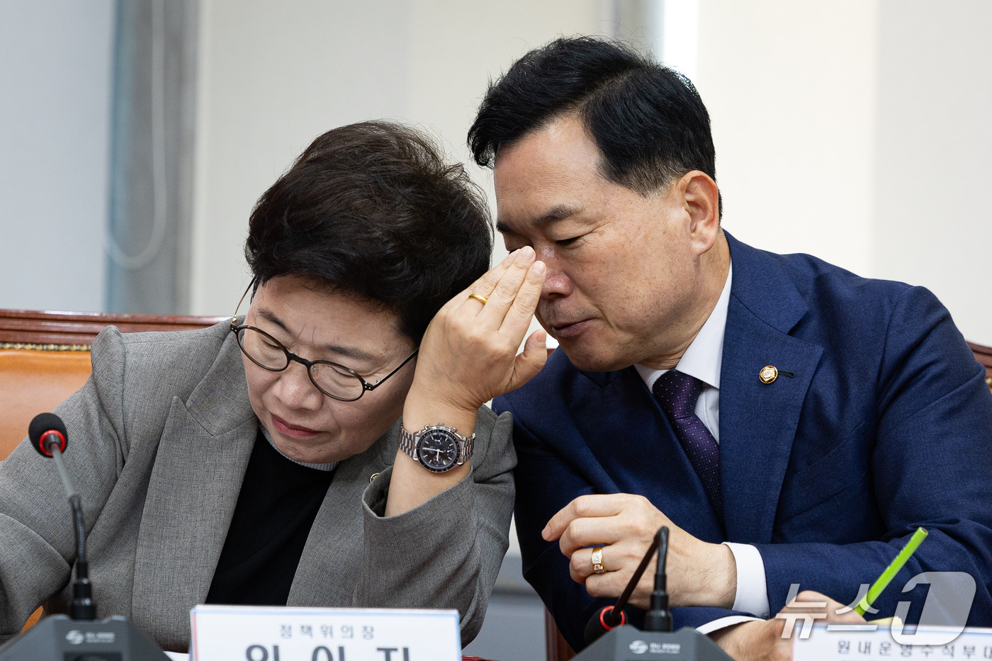 (서울=뉴스1) 유승관 기자 = 임이자 국민의힘 정책위의장과 김승수 원내운영수석부대표가 21일 서울 여의도 국회에서 열린 최고위원회의에서 대화하고 있다. 2026.9.21/뉴스1