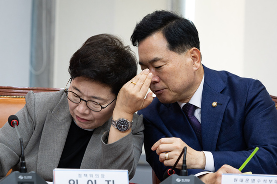 귀엣말 나누는 임이자·김승수