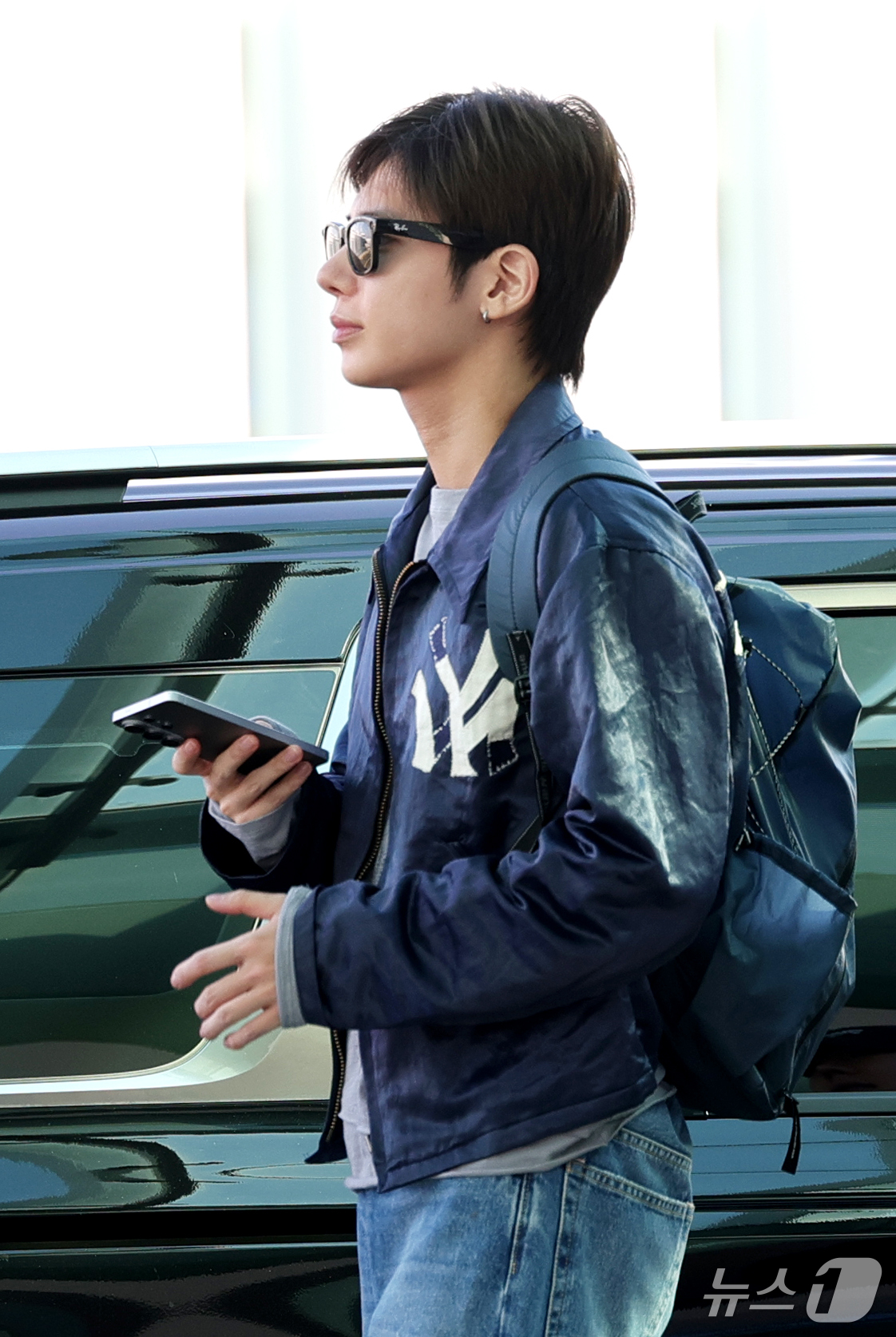(인천공항=뉴스1) 권현진 기자 = 투모로우바이투게더(TXT) 태현이 일정을 위해 21일 오전 인천국제공항을 통해 일본으로 출국하고 있다. 2026.9.21/뉴스1