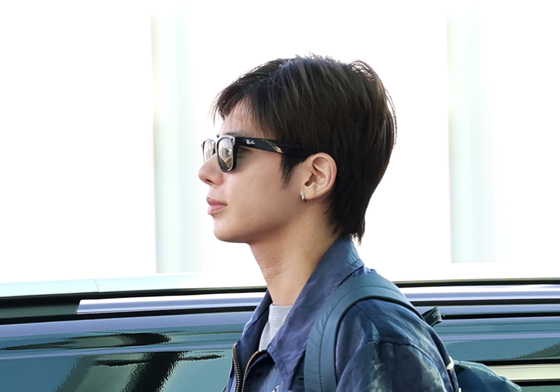 휴닝카이, 출국