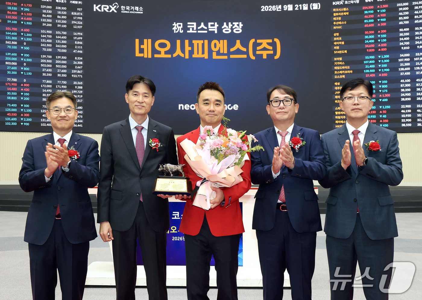 (서울=뉴스1) = 21일 오전 서울 영등포구 한국거래소에서 열린  네오사피엔스 코스닥시장 상장기념식에서 상장기념패 전달 후 박종식 한국IR협의회 부회장(왼쪽부터), 민경욱 한국거 …