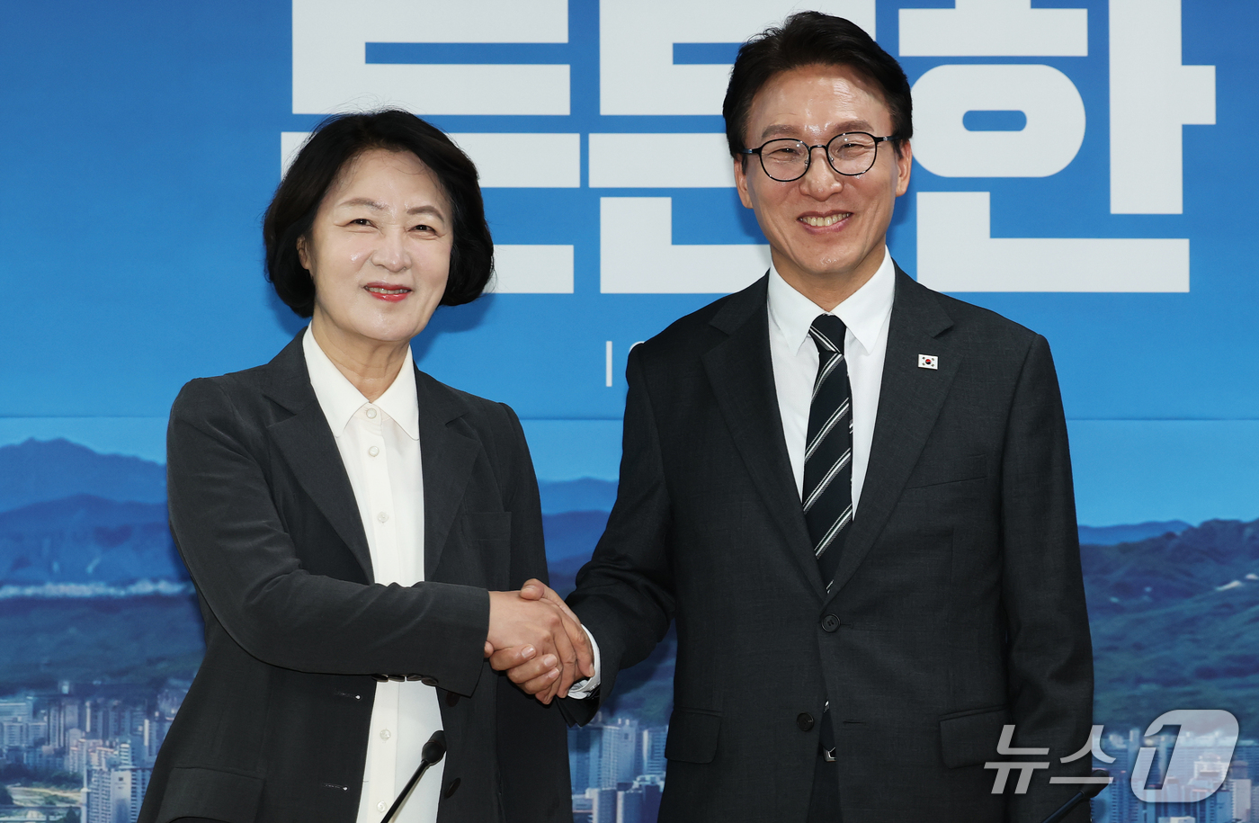(의정부=뉴스1) 오대일 기자 = 김민석 더불어민주당 대표와 추미애 경기도지사가 21일 오전 경기 의정부시 경기도청 북부청사에서 열린 경기 최고위원회의에서 악수를 나누고 있다. …