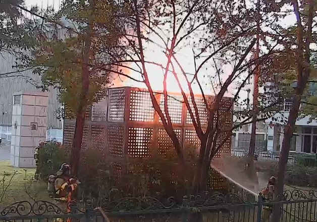 대전 전력연구원 외부 리튬배터리서 화재…불길 잡고 침수소화 중