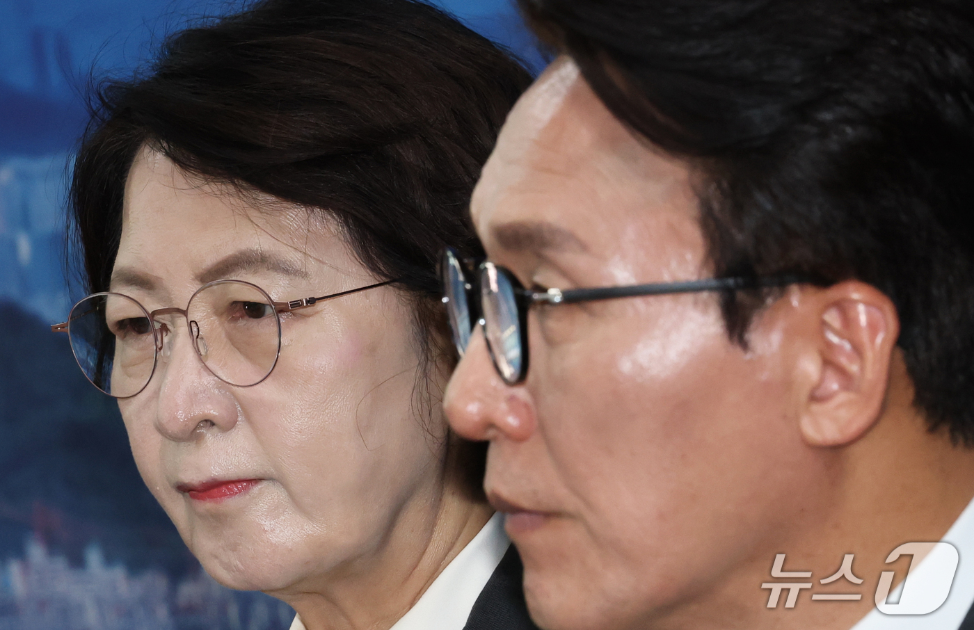 (의정부=뉴스1) 오대일 기자 = 김민석 더불어민주당 대표와 추미애 경기도지사가 21일 오전 경기 의정부시 경기도청 북부청사에서 열린 경기 최고위원회의에서 나란히 생각에 잠겨 있다 …