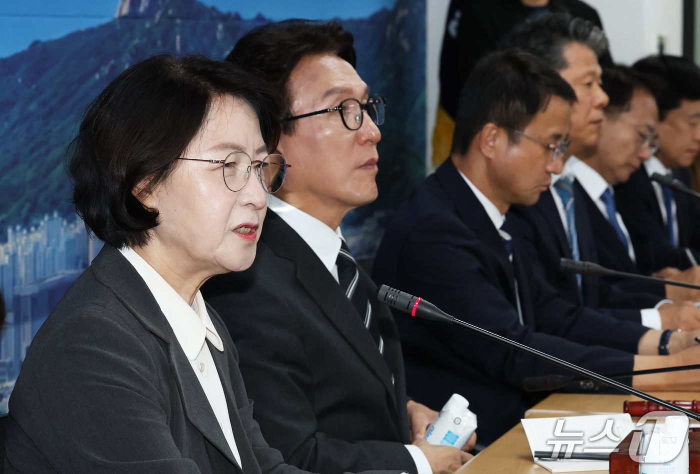 (의정부=뉴스1) 오대일 기자 = 추미애 경기도지사가 21일 오전 경기 의정부시 경기도청 북부청사에서 열린 경기 최고위원회의에서 모두발언을 하고 있다. 2026.9.21/뉴스1