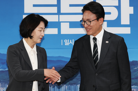 김민석과 악수한 추미애 "경기도, 멈출 사업 살려내려는 몸부림"
