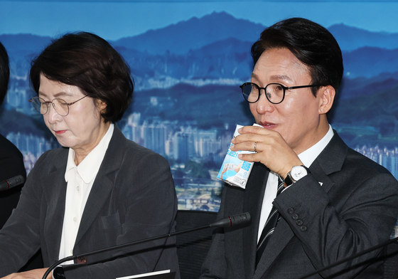 여야 '개헌' 신경전…與 "반대 명분 없다" 野 "李 재판 재개 먼저"