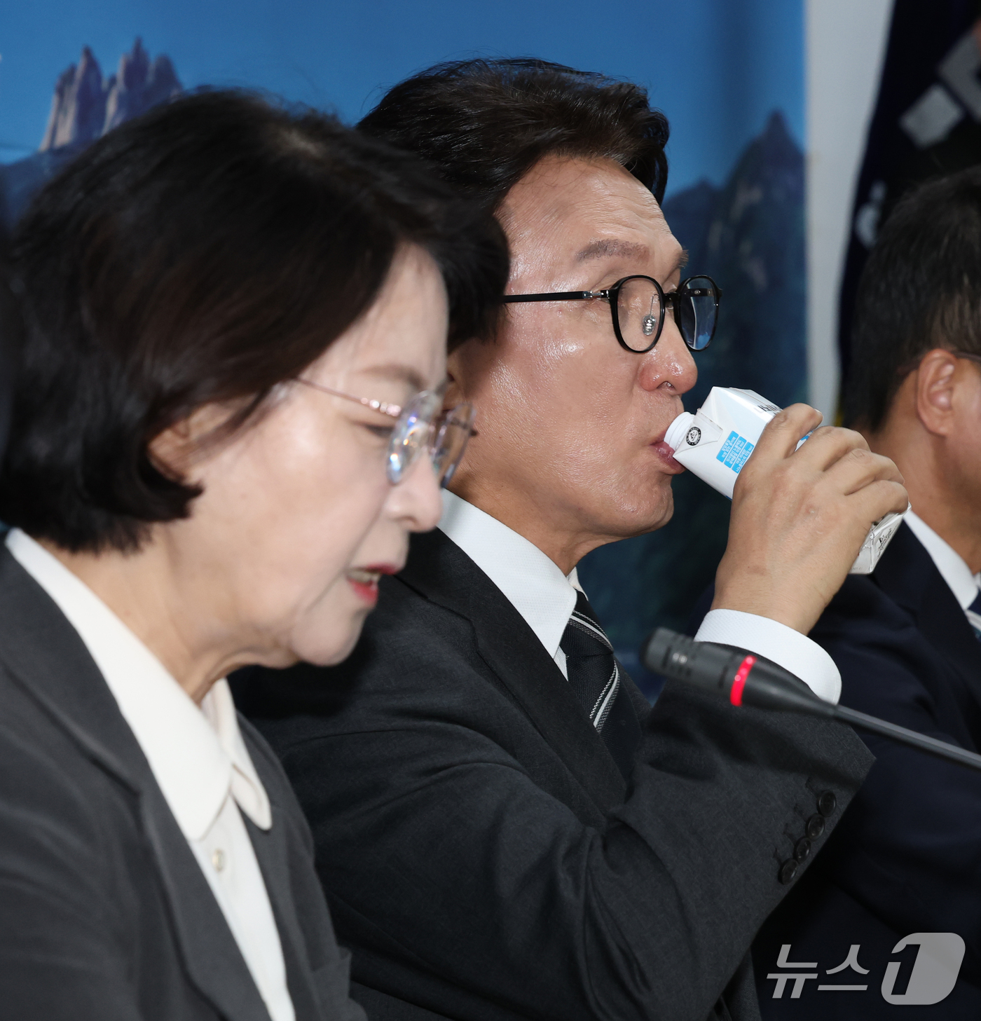 (의정부=뉴스1) 오대일 기자 = 김민석 더불어민주당 대표가 21일 오전 경기 의정부시 경기도청 북부청사에서 열린 경기 최고위원회의에서 추미애 경기도지사의 발언을 들으며 잠시 목을 …