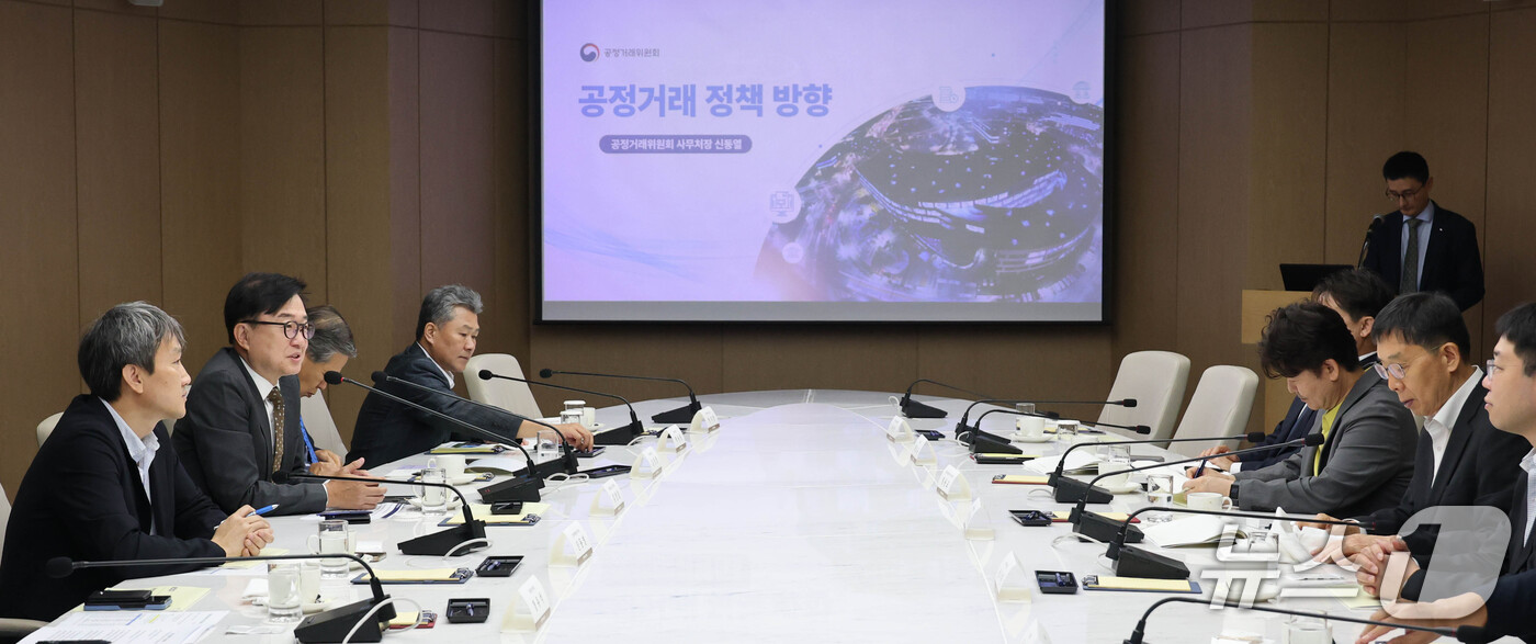 (서울=뉴스1) = 김정일 대한상공회의소 상근부회장이 21일 서울 중구 상의회관에서 열린 ‘제32차 대한상의 중견기업위원회’에서 인사말을 하고 있다. (대한상공회의소 제공. 재판매 …