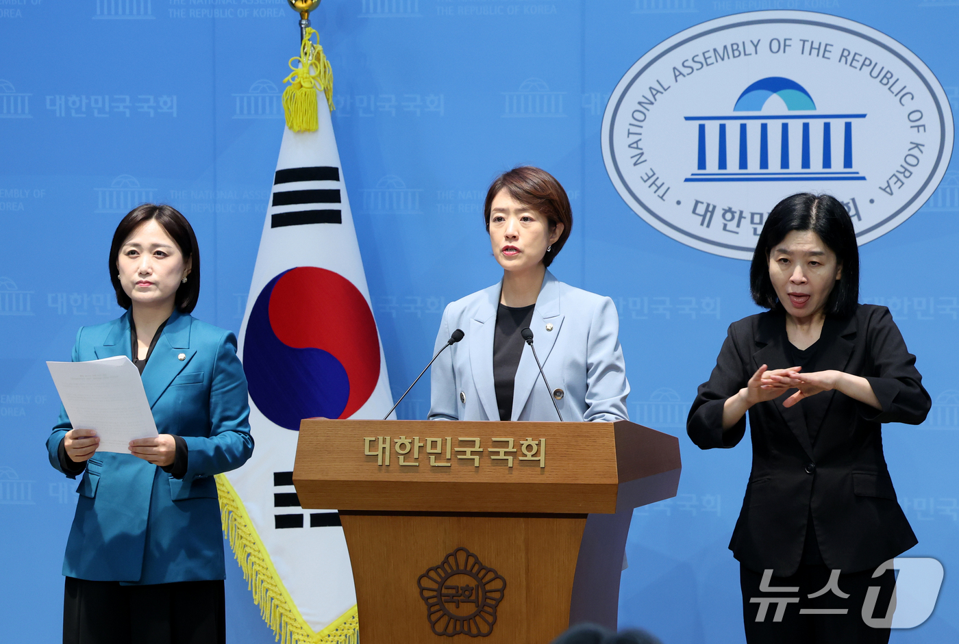 (서울=뉴스1) 황기선 기자 = 국회 교육위원회 소속 더불어민주당 고민정, 백승아 의원이 21일 오전 서울 여의도 국회 소통관에서 '2027학년도 대입 수시모집 원서접수 시스템 먹 …