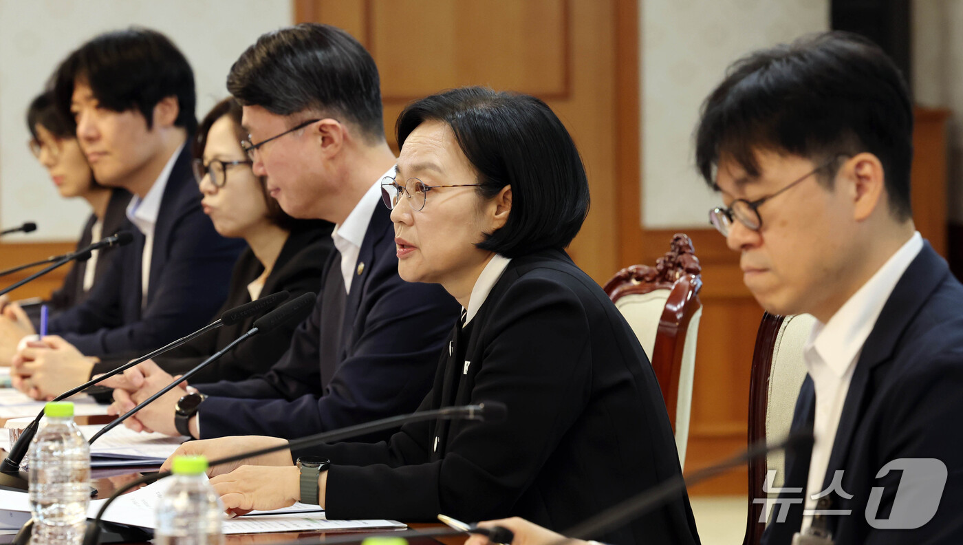 (서울=뉴스1) 이종덕 기자 = 한성숙 국무총리가 21일 서울 종로구 정부서울청사에서 제1차 글로벌 AI 허브 추진위원회 회의에서 모두발언하고 있다. 2026.9.21/뉴스1