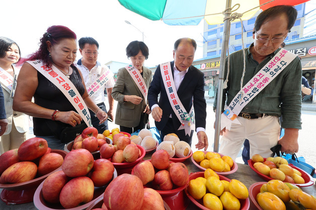 한득수 임실군수, 추석 앞두고 첫 전통시장 장보기