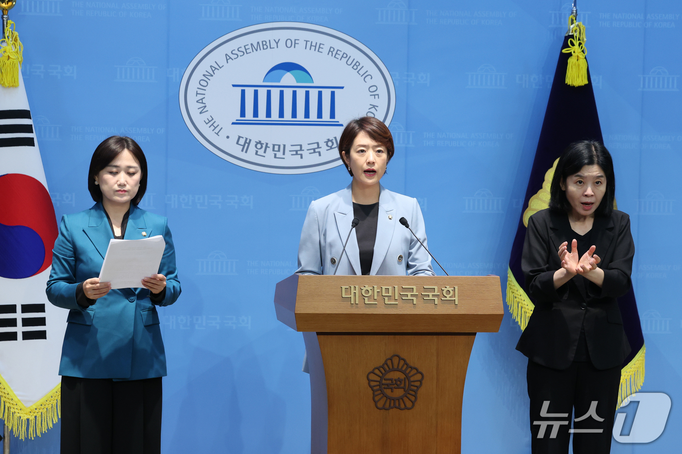 (서울=뉴스1) 황기선 기자 = 국회 교육위원회 소속 더불어민주당 고민정, 백승아 의원이 21일 오전 서울 여의도 국회 소통관에서 '2027학년도 대입 수시모집 원서접수 시스템 먹 …
