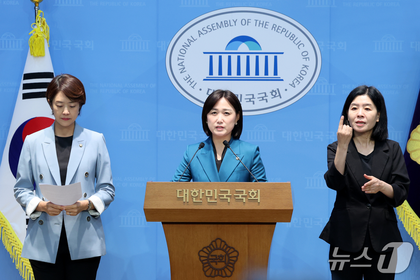 (서울=뉴스1) 황기선 기자 = 국회 교육위원회 소속 더불어민주당 고민정, 백승아 의원이 21일 오전 서울 여의도 국회 소통관에서 '2027학년도 대입 수시모집 원서접수 시스템 먹 …