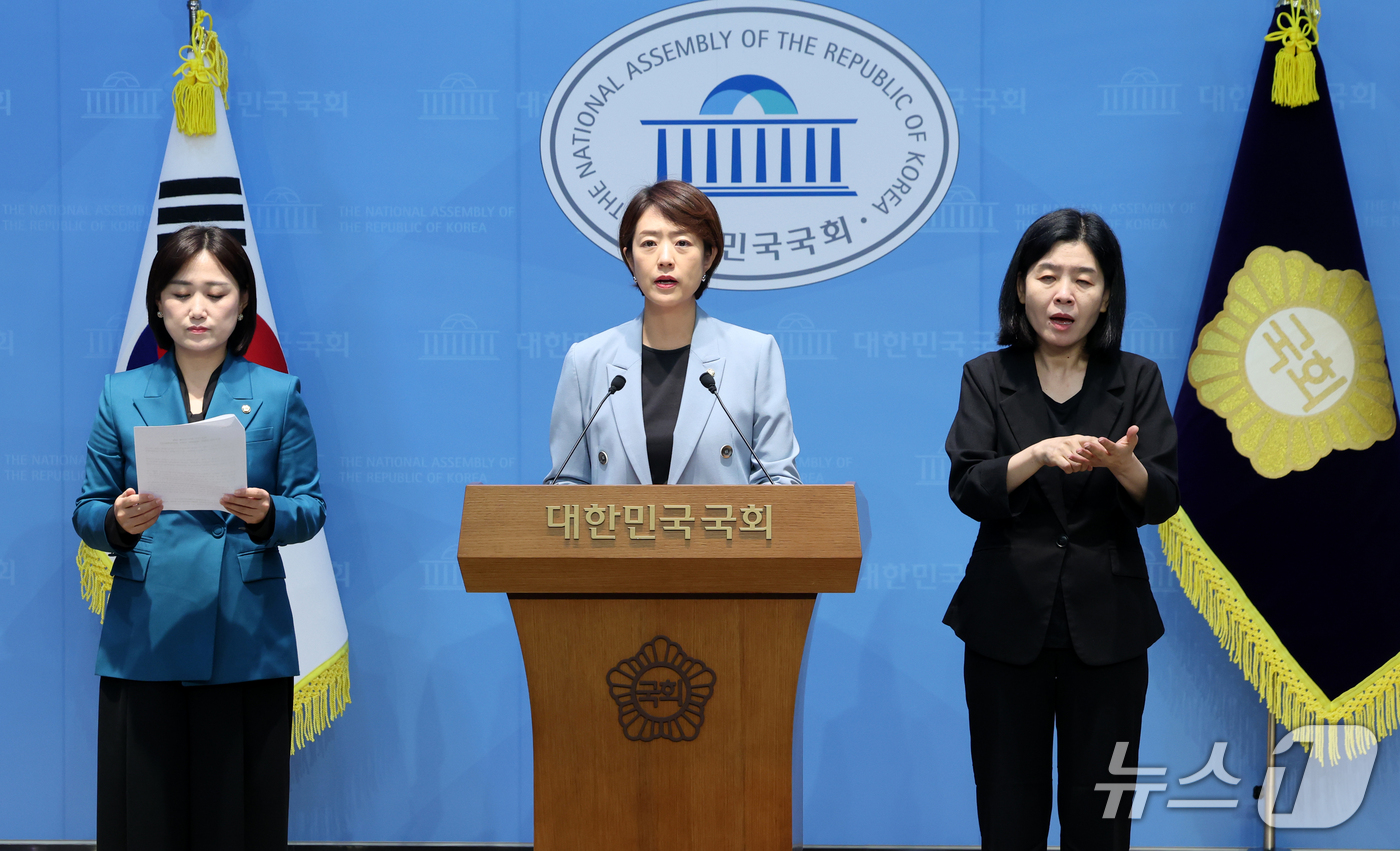 (서울=뉴스1) 황기선 기자 = 국회 교육위원회 소속 더불어민주당 고민정, 백승아 의원이 21일 오전 서울 여의도 국회 소통관에서 '2027학년도 대입 수시모집 원서접수 시스템 먹 …