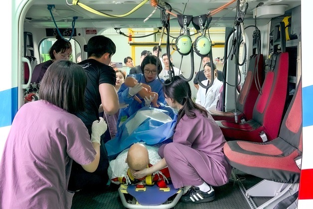 헬기이송 산모 위급해지면…해운대백병원·119항공대원 실전 대응훈련