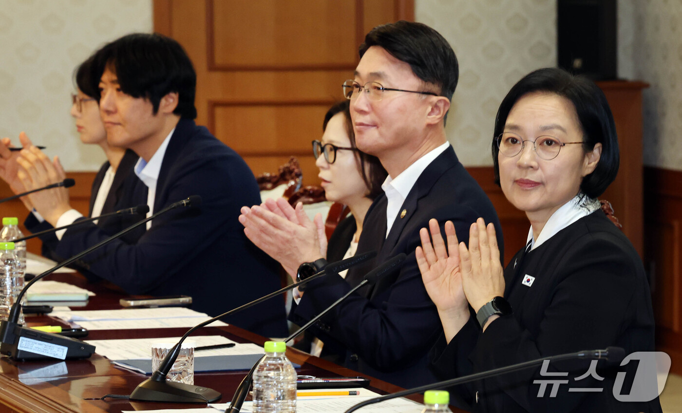 (서울=뉴스1) 이종덕 기자 = 한성숙 국무총리가 21일 서울 종로구 정부서울청사에서 제1차 글로벌 AI 허브 추진위원회 회의를 주재하고 있다.  2026.9.21/뉴스1