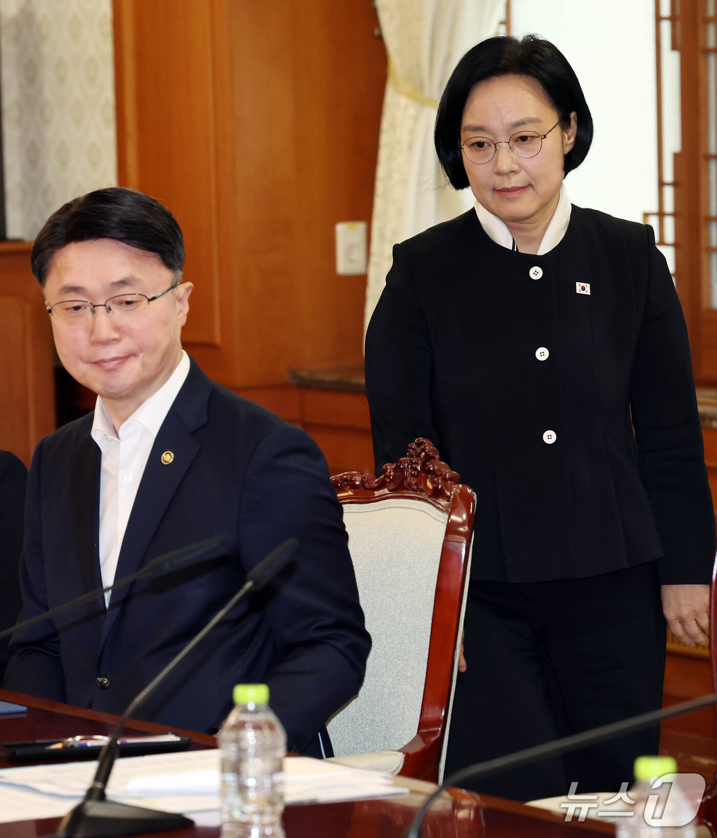 (서울=뉴스1) 이종덕 기자 = 한성숙 국무총리가 21일 서울 종로구 정부서울청사에서 제1차 글로벌 AI 허브 추진위원회 회의에 참석하고 있다. 왼쪽은 류재명 과학기술정보통신부 2 …