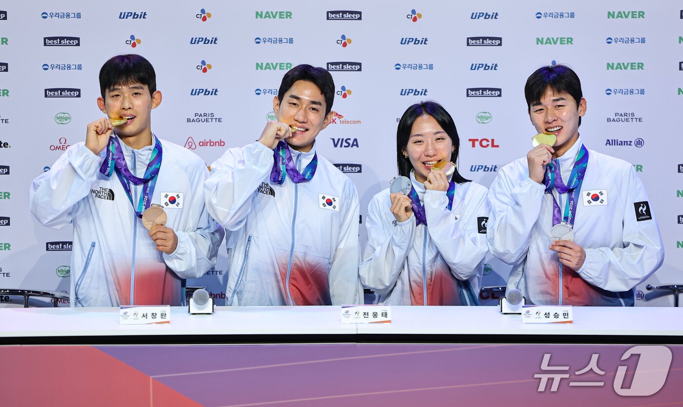 본문 이미지 - 근대5종 이종현, 서창완, 전웅태, 성승민이 지난달 21일 일본 나고야 코리안하우스에서 열린 근대5종·테크볼 금메달리스트 기자회견에서 기념촬영을 하고 있다. 2026.9.21 ⓒ 뉴스1 김도우 기자