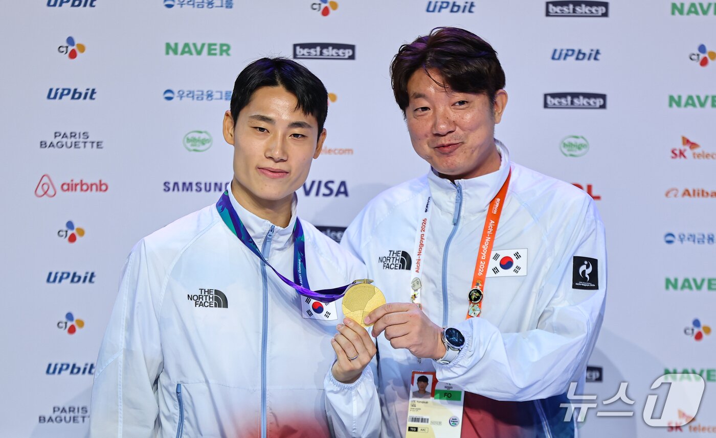 본문 이미지 - 테크볼 이준석과 이용섭 감독이 21일 일본 나고야 코리안하우스에서 열린 근대5종·테크볼 금메달리스트 기자회견에서 기념촬영을 하고 있다. 2026.9.21 ⓒ 뉴스1 김도우 기자