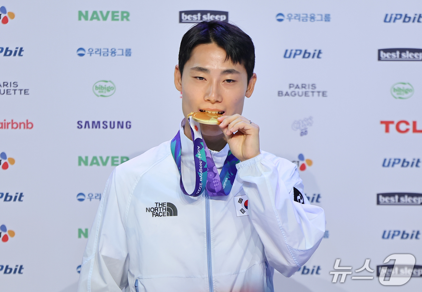 (나고야=뉴스1) 김도우 기자 = 테크볼 이준석이 21일 일본 나고야 코리안하우스에서 열린 근대5종·테크볼 금메달리스트 기자회견에서 기념촬영을 하고 있다. 2026.9.21/뉴스1 …