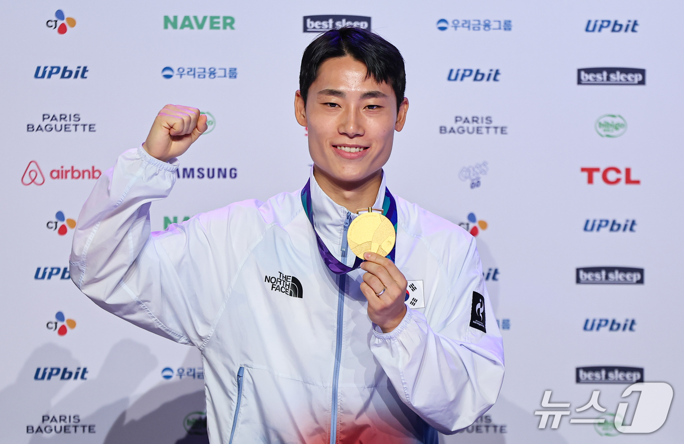 (나고야=뉴스1) 김도우 기자 = 테크볼 이준석이 21일 일본 나고야 코리안하우스에서 열린 근대5종·테크볼 금메달리스트 기자회견에서 기념촬영을 하고 있다. 2026.9.21/뉴스1 …