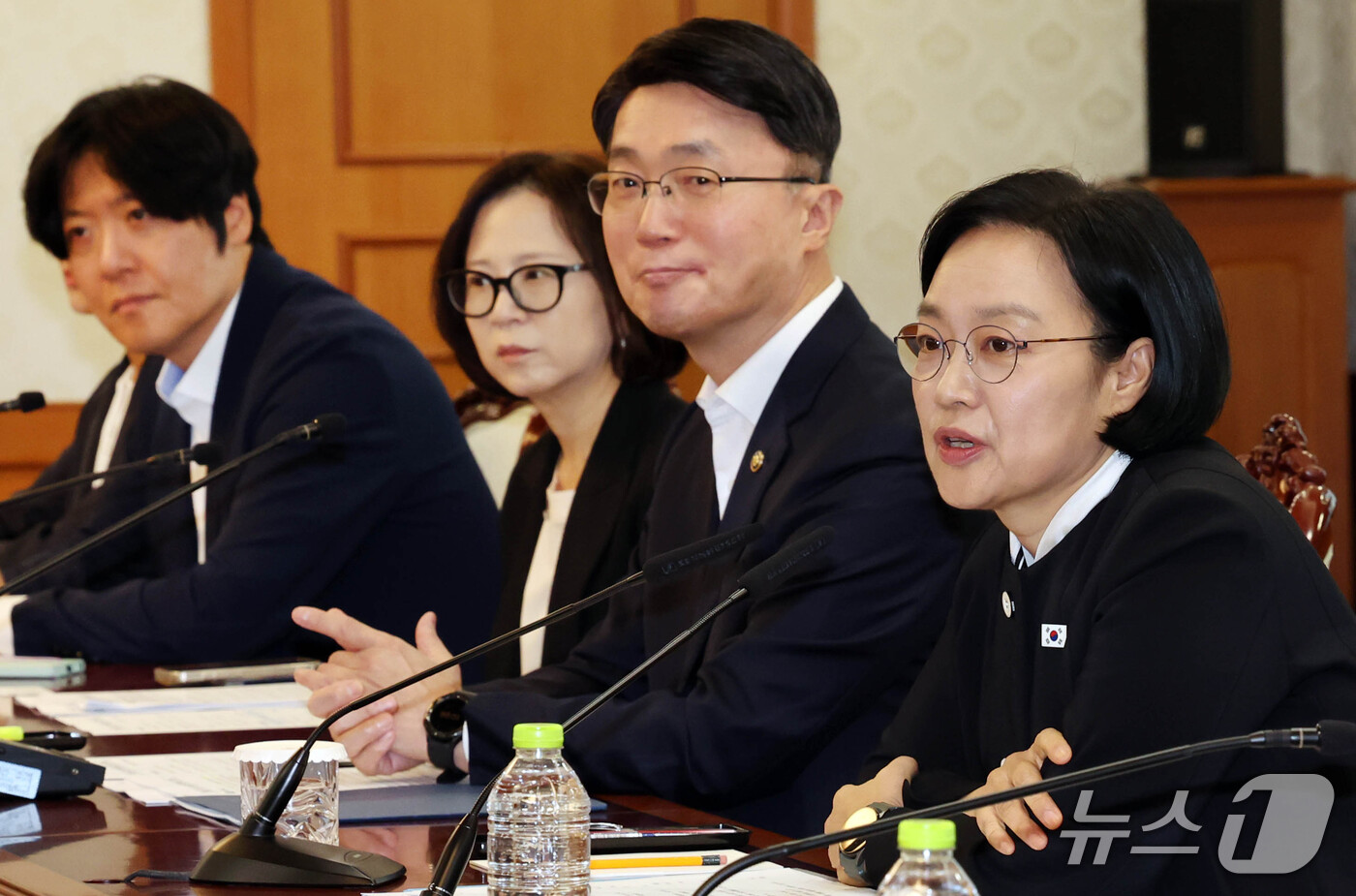 (서울=뉴스1) 이종덕 기자 = 한성숙 국무총리가 21일 서울 종로구 정부서울청사에서 제1차 글로벌 AI 허브 추진위원회 회의에서 민관위원들을 소개하고 있다. 2026.9.21/뉴 …