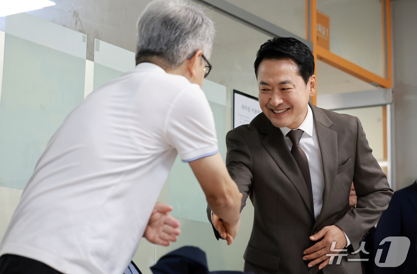 (서울=뉴스1) 이호윤 기자 = 장동혁 국민의힘 대표가 21일 서울 마포구 휴서울이동노동자 합정쉼터에서 열린 '플랫폼, 노동자 안전망 구축을 위한 현장 간담회'에서 가사돌봄유니온 …