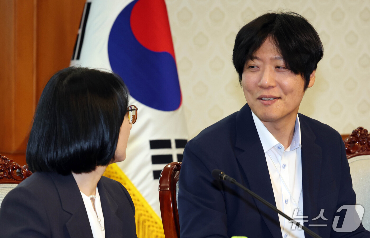 (서울=뉴스1) 이종덕 기자 = 김우창 대통령실 AI정책비서관  21일 서울 종로구 정부서울청사에서 열린 제1차 글로벌 AI 허브 추진위원회 회의에서 정경실 보건복지부 보건의료정책 …