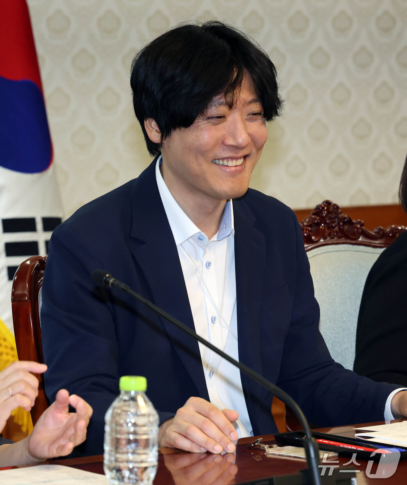 (서울=뉴스1) 이종덕 기자 = 김우창 대통령실 AI정책비서관  21일 서울 종로구 정부서울청사에서 열린 제1차 글로벌 AI 허브 추진위원회 회의에서 미소 짓고 있다. 2026.9 …