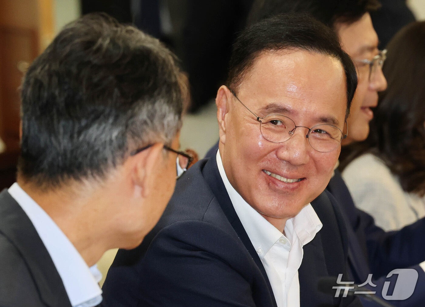 (서울=뉴스1) 이종덕 기자 = 민원기 글로벌 AI 허브 추진위원회 민간위원장이 21일 서울 종로구 정부서울청사에서 열린 제1차 글로벌 AI 허브 추진위원회 회의에서 인사하고 있다 …
