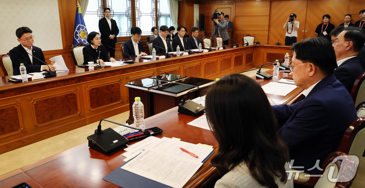 (서울=뉴스1) 이종덕 기자 = 한성숙 국무총리가 21일 서울 종로구 정부서울청사에서 제1차 글로벌 AI 허브 추진위원회 회의를 주재하고 있다. 2026.9.21/뉴스1