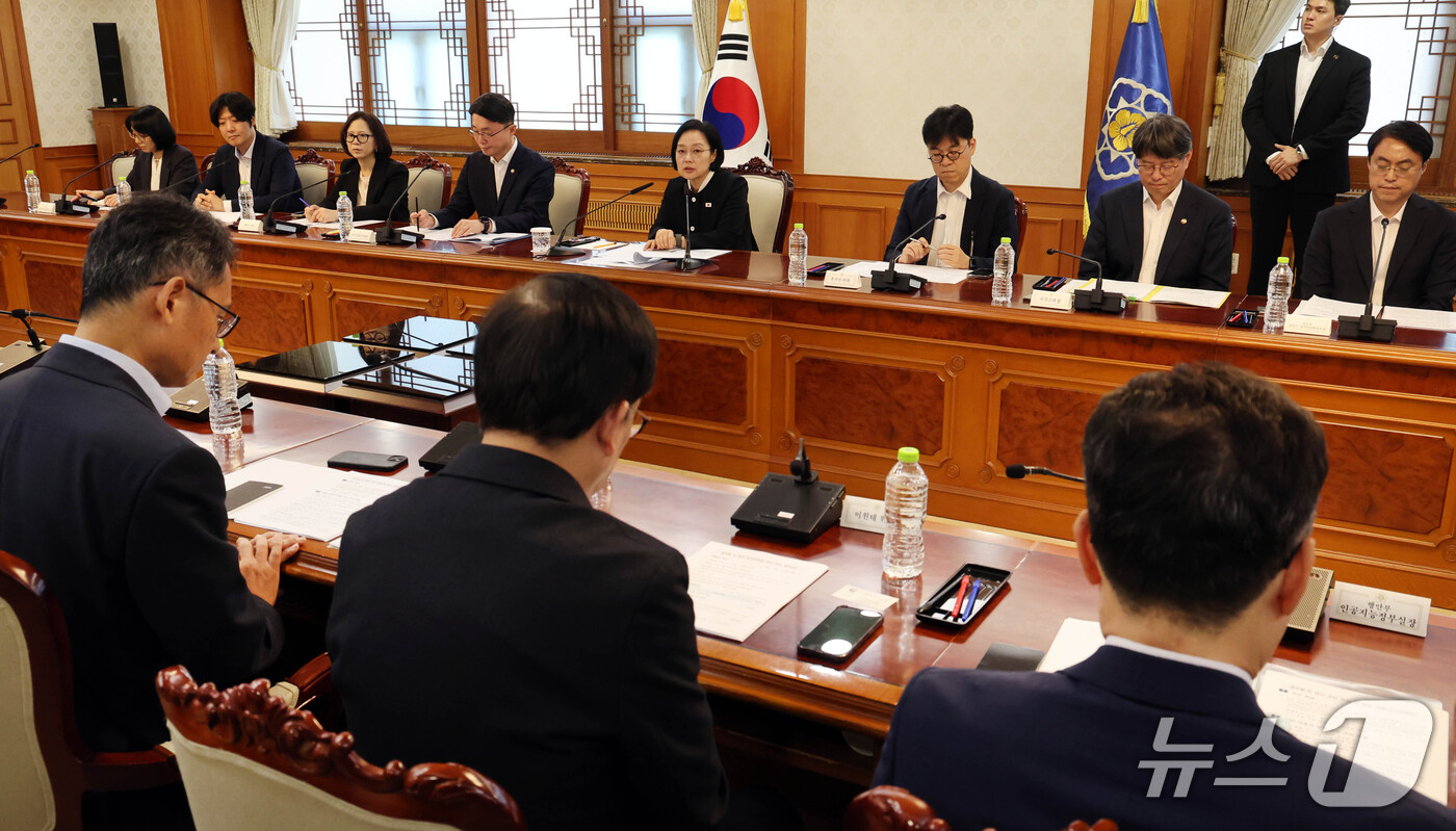 (서울=뉴스1) 이종덕 기자 = 한성숙 국무총리가 21일 서울 종로구 정부서울청사에서 제1차 글로벌 AI 허브 추진위원회 회의를 주재하고 있다. 2026.9.21/뉴스1