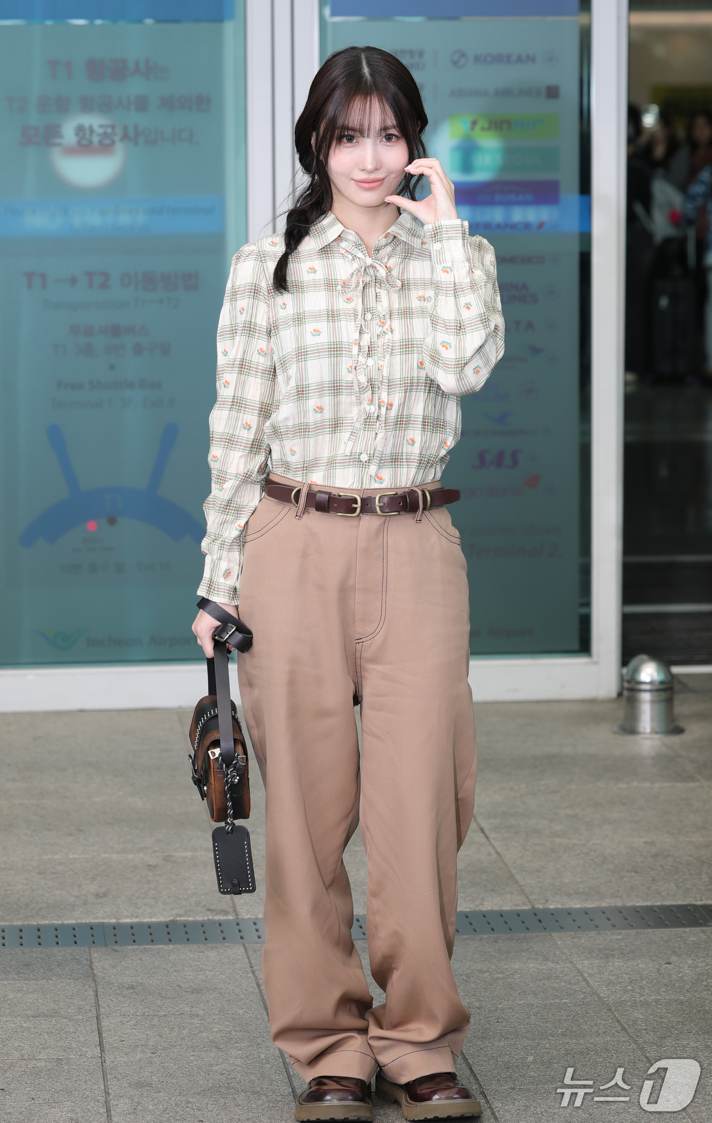 (인천공항=뉴스1) 권현진 기자 = 트와이스(TWICE) 모모가 해외 일정을 위해 21일 오전 인천국제공항을 통해 밀라노로 출국하기 전 인사를 하고 있다. 2026.9.21/뉴스1 …