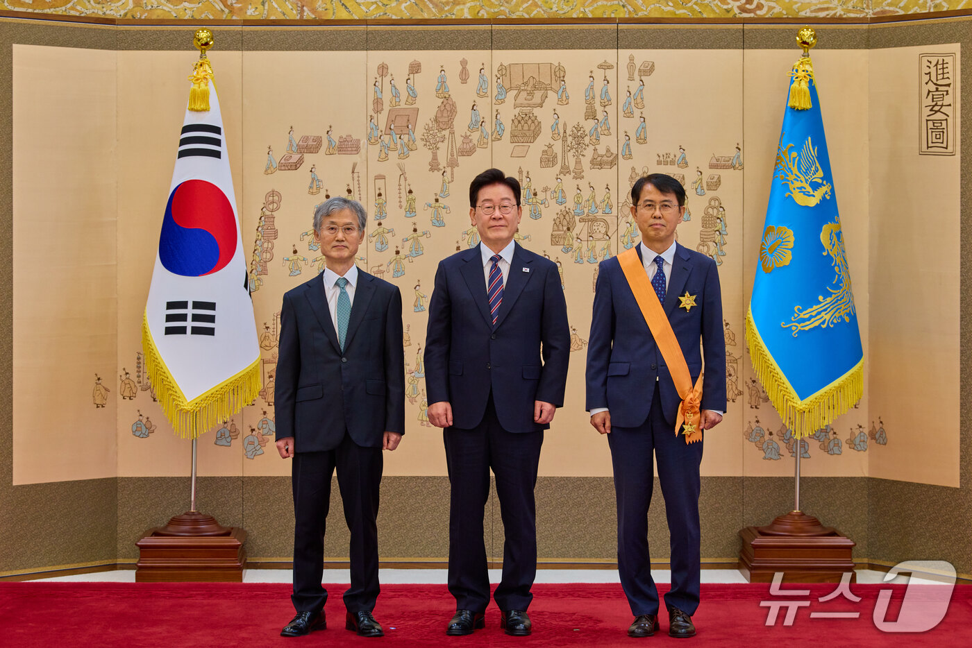 (서울=뉴스1) 이재명 기자 = 이재명 대통령이 21일 청와대에서 이흥구 전 대법관에게 서훈을 수여한 후 기념촬영을 하고 있다.왼쪽은 조희대 대법원장. (청와대 제공. 재판매 및 …