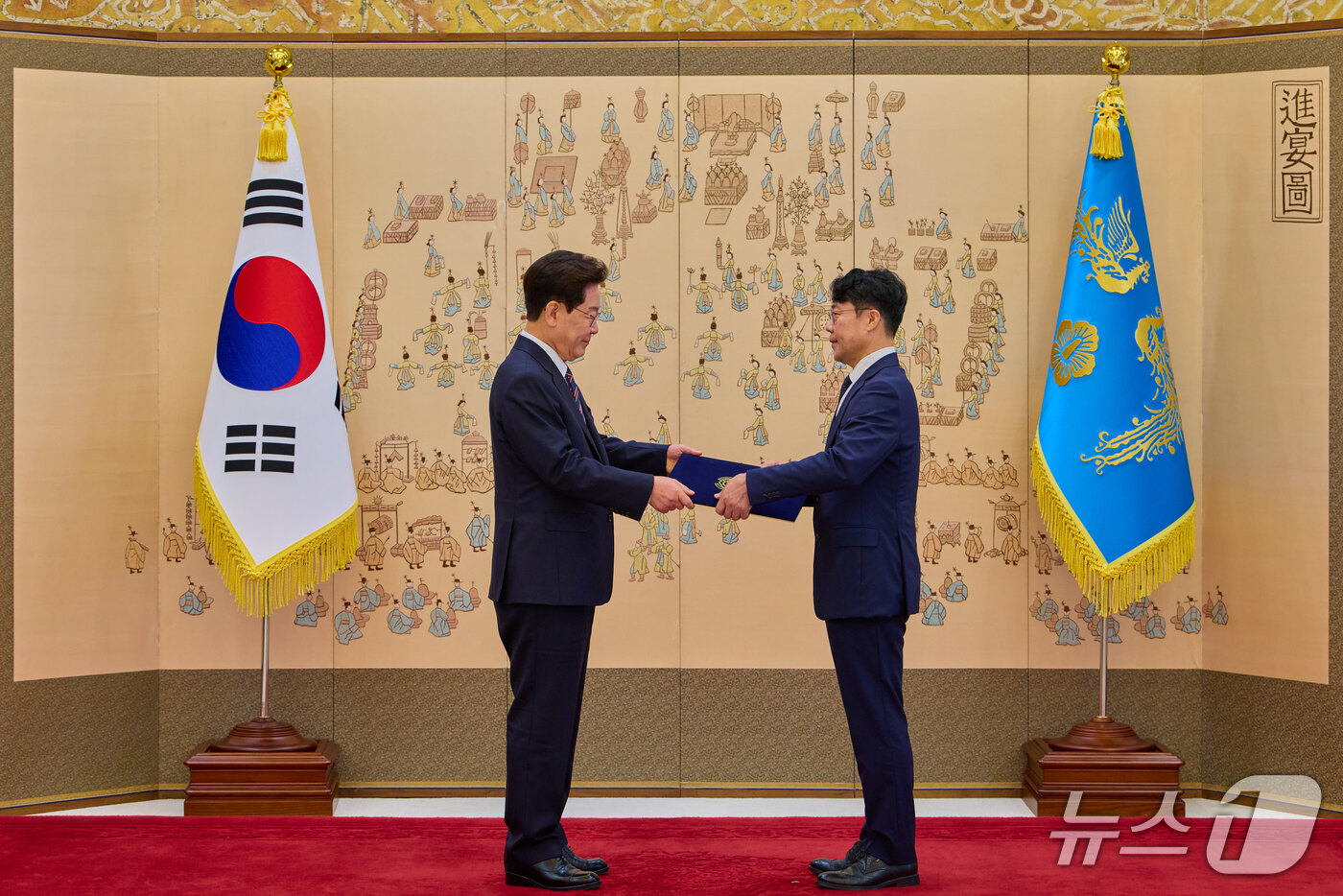 (서울=뉴스1) 이재명 기자 = 이재명 대통령이 21일 청와대에서 김성수 대법관에게 임명장을 수여하고 있다. (청와대 제공. 재판매 및 DB 금지) 2026.9.21/뉴스1