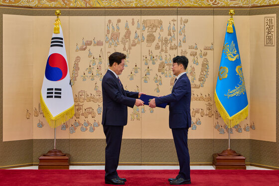 김성수 대법관에게 임명장 수여하는 이재명 대통령