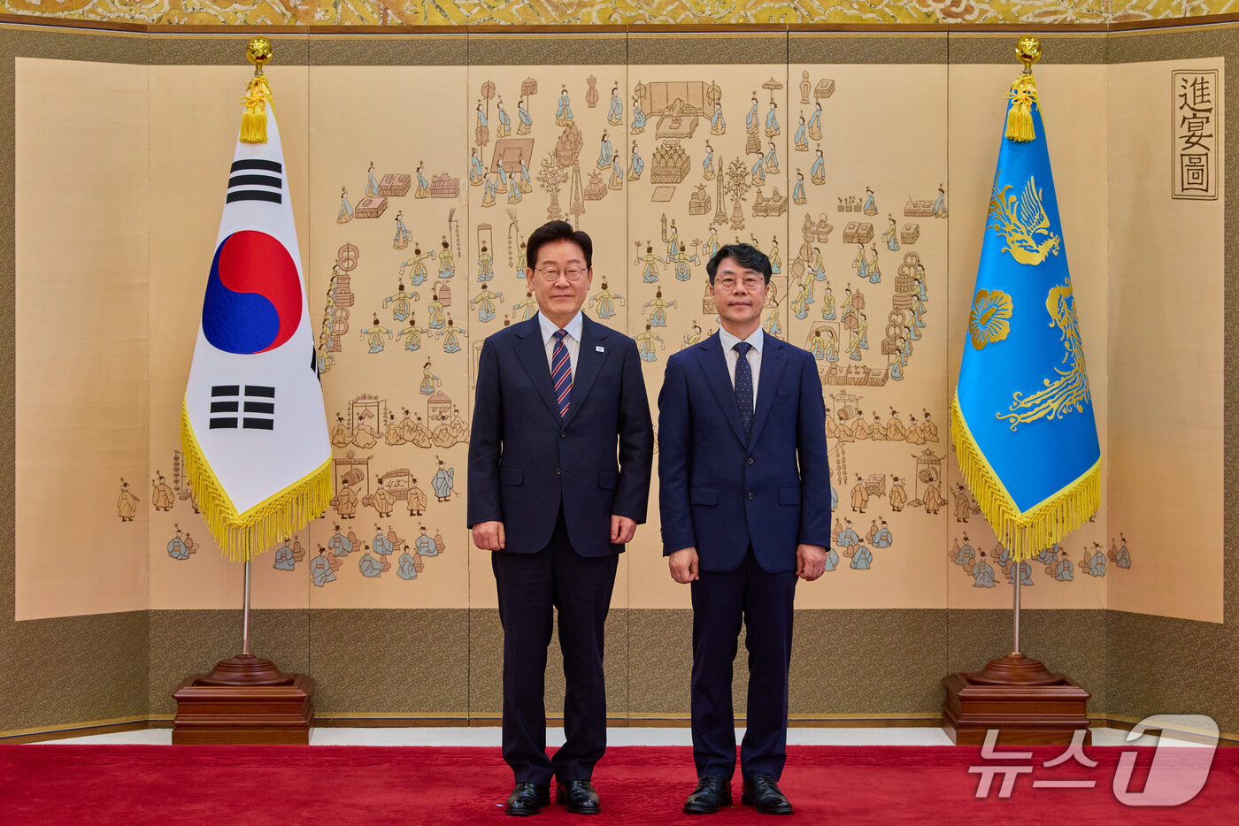 (서울=뉴스1) 이재명 기자 = 이재명 대통령이 21일 청와대에서 김성수 대법관에게 임명장을 수여한 후 기념촬영을 하고 있다. (청와대 제공. 재판매 및 DB 금지) 2026.9. …
