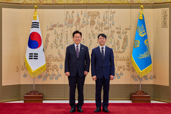 이재명 대통령, 김성수 대법관에게 임명장 수여